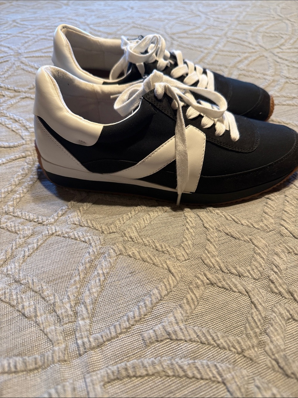 NEW! Loft Classic Black and White Womens Low-Top Sneakers